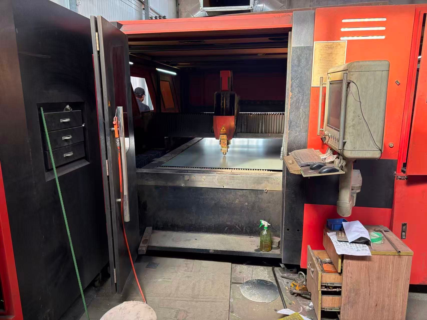 Laser cutting machine